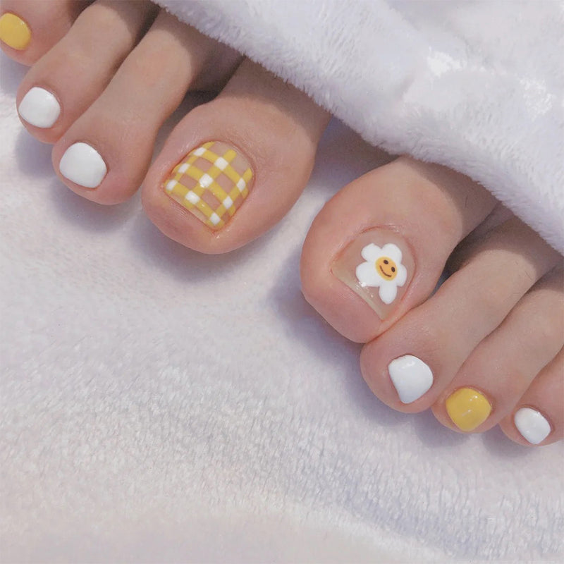 Toe nail yellow daisy